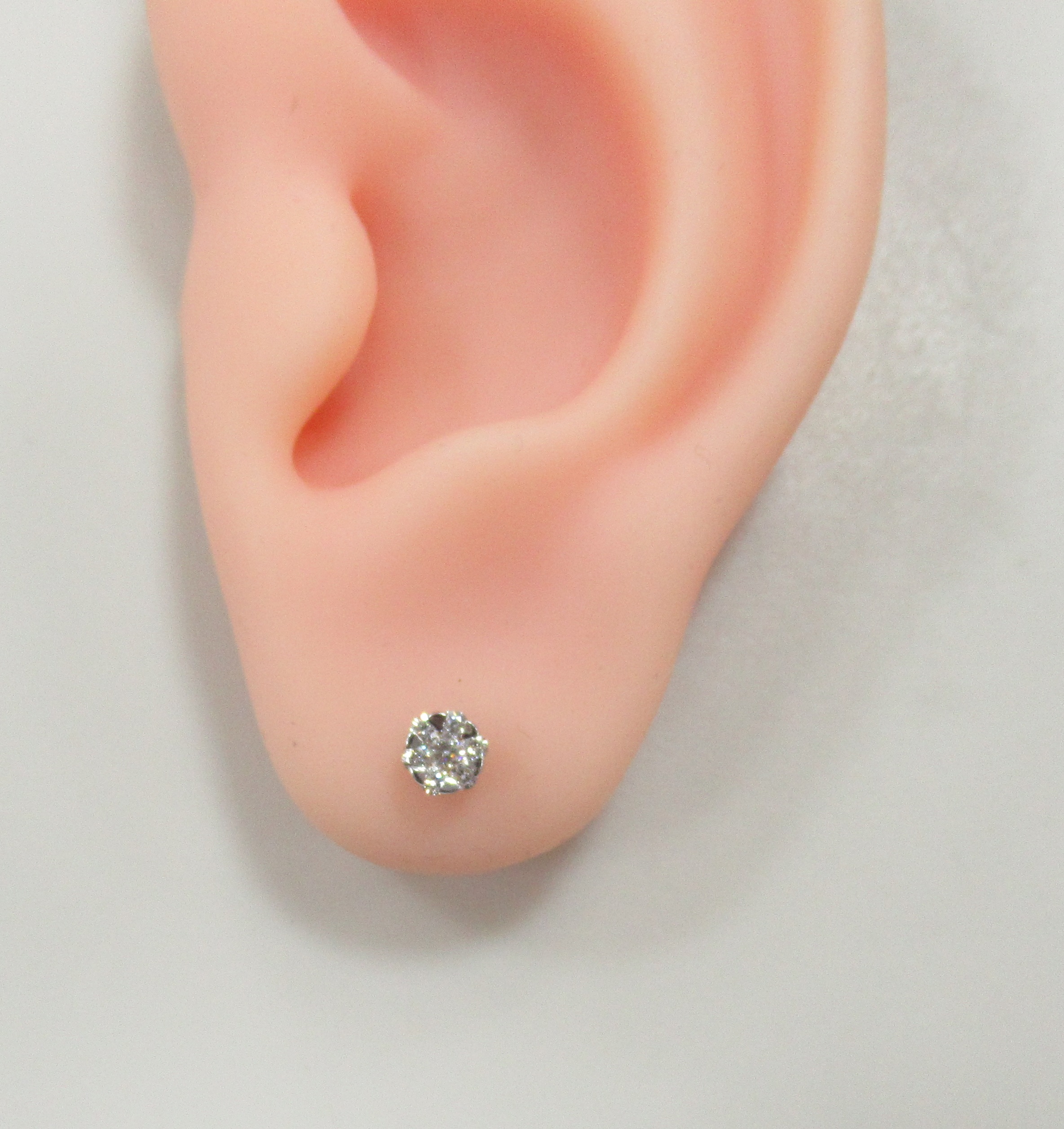 Золотые серьги-пусеты 585 пробы; родий; вставки 2 Бр.Кр-57 0,054 3/6А; 12 Бр.Кр-57 0,168 3/6А